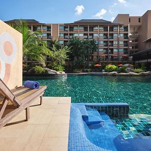 Deluxe King Room Pool Access